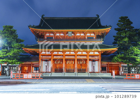 夜の平安神宮應天門 夜の平安神宮應天門 101289739