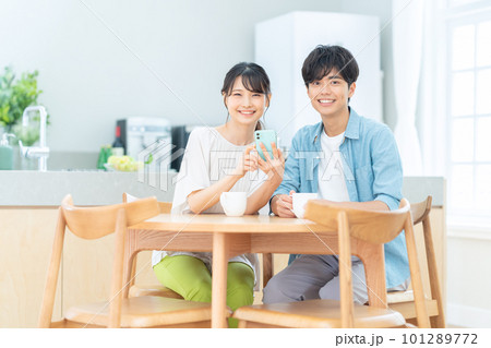 夫婦 カップル 家族 スマホ ライフスタイル リビング 新婚 夫婦 カップル 家族 スマホ ライフスタイル リビング 新婚 101289772