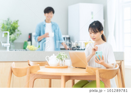 夫婦　カップル　家族　テレワーク　スマホ　パソコン　ライフスタイル　リビング　新婚 101289781