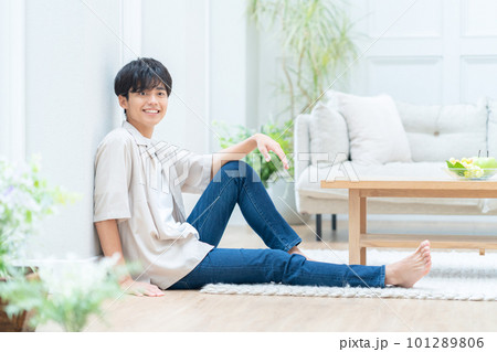 男性 リビング ライフスタイル 男性 リビング ライフスタイル 101289806