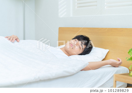 男性 ベッドルーム 睡眠 寝る 朝 ライフスタイル 男性 ベッドルーム 睡眠 寝る 朝 ライフスタイル 101289829