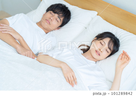 夫婦　カップル　家族　新婚　ライフスタイル　ベッドルーム　睡眠 101289842