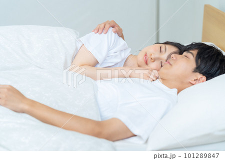 夫婦　カップル　家族　新婚　ライフスタイル　ベッドルーム　睡眠 101289847