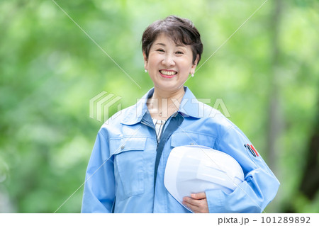 作業服の女性　パークレンジャー　 101289892