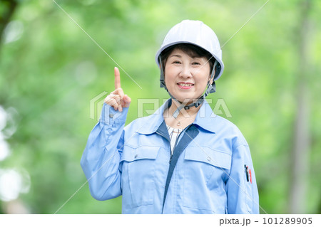 作業服の女性 パークレンジャー 指差し 作業服の女性 パークレンジャー 指差し 101289905