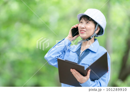 電話をする作業服の女性 101289910