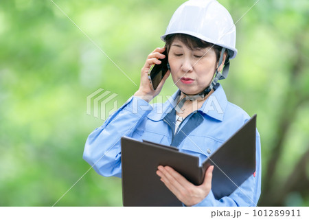 電話をする作業服の女性 101289911