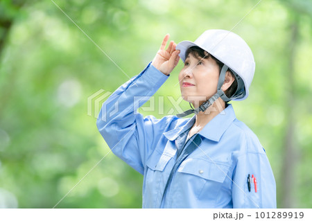 作業服の女性 パークレンジャー 作業服の女性 パークレンジャー 101289919