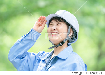 作業服の女性　パークレンジャー　 101289921