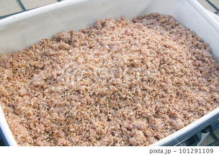 パン粉主体の沖アミと配合剤を混ぜ込んだ磯上物釣り用のコマセが入った白いバッカン（斜めアングル画像） 101291109