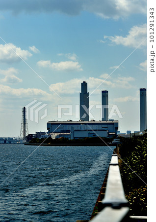 横浜市 鶴見線  海芝浦駅から見た工場地帯の風景 東京電力 101291343