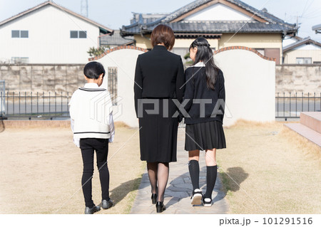 お葬式に向かう喪服の3人家族 お葬式に向かう喪服の3人家族 101291516