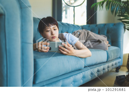 スマートフォンを持つ女性 スマートフォンを持つ女性 101291681