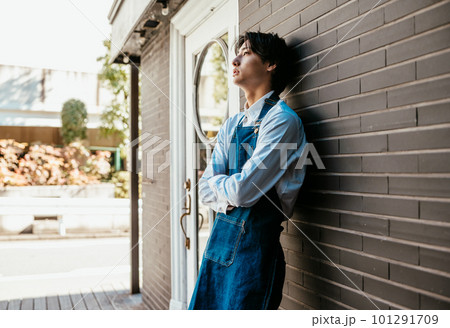 切ない顔をする男性 101291709