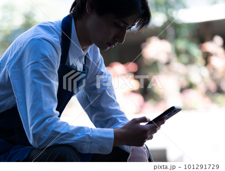 店員さんが休憩する 101291729