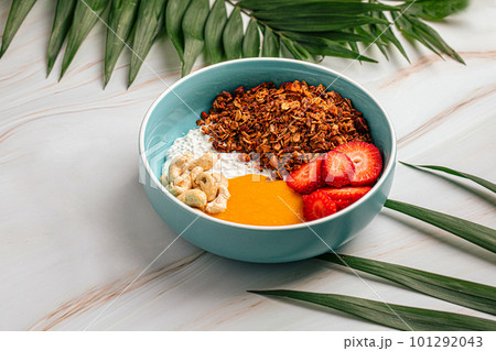 Breakfast muesli bowl with strawberries and cashew 101292043