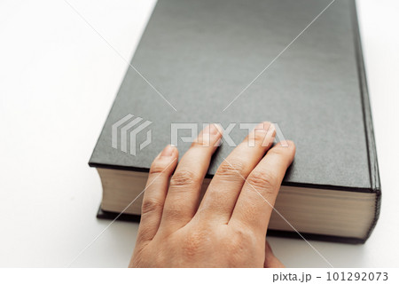 分厚い本と男性 101292073