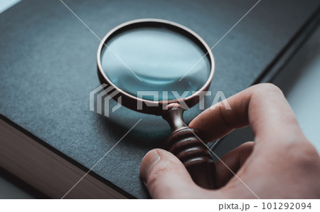 分厚い本と男性 101292094