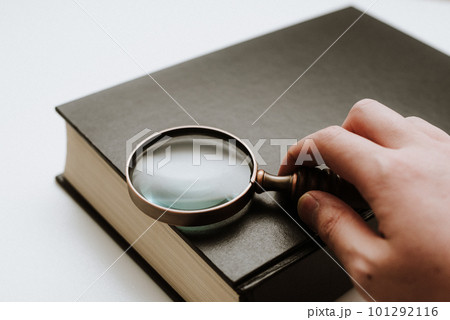 分厚い本と男性 101292116