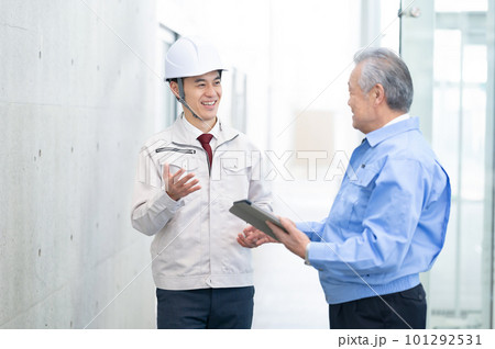 作業服の男性　不動産　デベロッパー 101292531