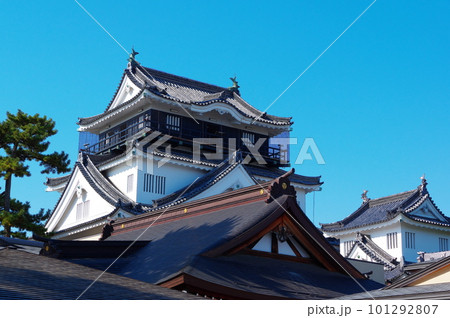 快晴の青空をバックにした岡崎城の天守閣 101292807
