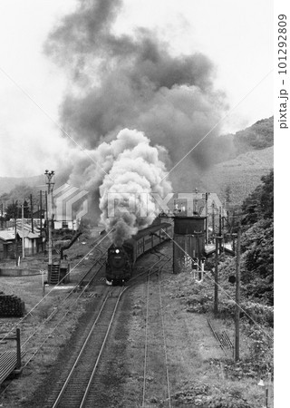 函館本線小沢駅を発車するD51旅客列車 函館本線小沢駅を発車するD51旅客列車 101292809