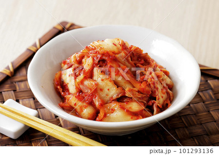 白いお皿に盛った辛い白菜キムチ 101293136