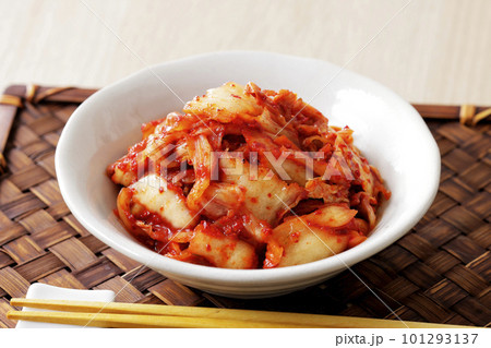 白いお皿に盛った辛い白菜キムチ 101293137