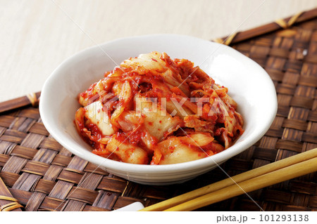 白いお皿に盛った辛い白菜キムチ 101293138