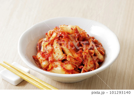 白いお皿に盛った辛い白菜キムチ 白いお皿に盛った辛い白菜キムチ 101293140