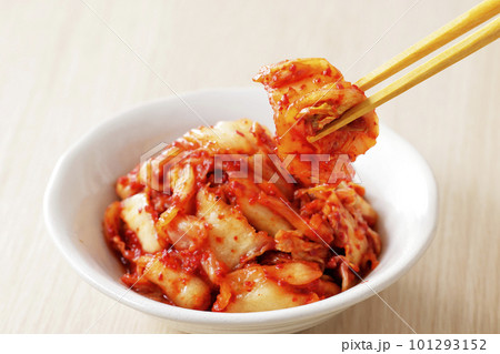 白いお皿に盛った辛い白菜キムチ 白いお皿に盛った辛い白菜キムチ 101293152