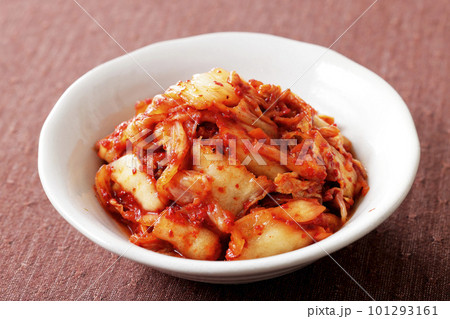 白いお皿に盛った辛い白菜キムチ 101293161