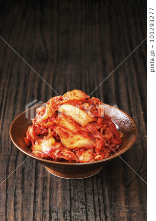 小皿に山盛りにした辛い白菜キムチ 小皿に山盛りにした辛い白菜キムチ 101293277