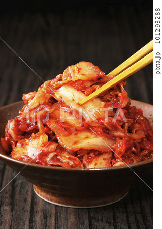 小皿に山盛りにした辛い白菜キムチ 小皿に山盛りにした辛い白菜キムチ 101293288