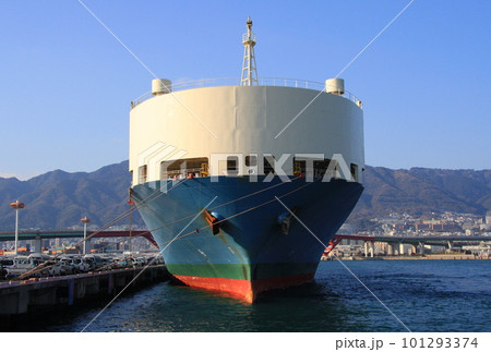 海上から見た神戸港、停泊中の自動車運搬船（船首正面） 101293374