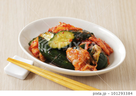 お皿に盛り付けたキムチきゅうり 101293384