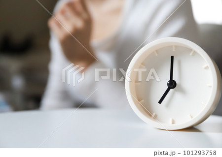 置き時計 目覚ましイメージ 置き時計 目覚ましイメージ 101293758