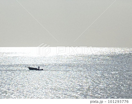 キラキラ光る海と漁船 101293776