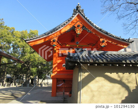えびす宮総本社　西宮神社(西宮えびす神社)　開門神事福男で有名　表大門(赤門)と大練塀　兵庫県西宮市 101294130