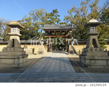 えびす宮総本社 西宮神社(西宮えびす神社) 開門神事福男で有名 南門と大練塀 兵庫県西宮市 えびす宮総本社 西宮神社(西宮えびす神社) 開門神事福男で有名 南門と大練塀 兵庫県西宮市 101294134