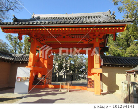 えびす宮総本社 西宮神社(西宮えびす神社) 開門神事福男で有名 表大門(赤門) 兵庫県西宮市 えびす宮総本社 西宮神社(西宮えびす神社) 開門神事福男で有名 表大門(赤門) 兵庫県西宮市 101294141