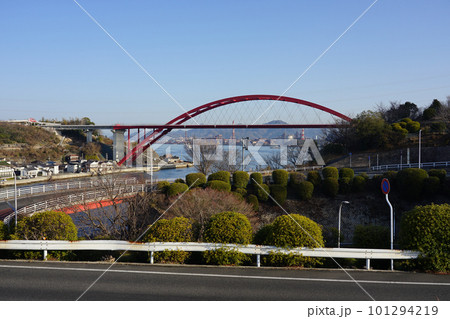 晴れ渡った音戸の瀬戸　海を渡る第二音戸大橋 101294219