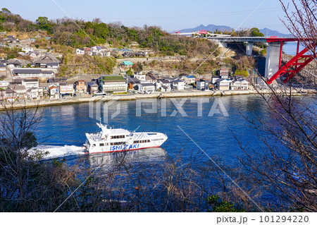 晴れ渡った音戸の瀬戸　海を渡る第二音戸大橋 101294220