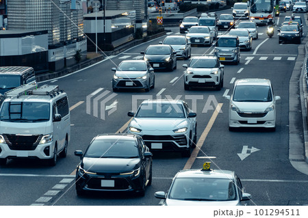 幹線道路　夕方　交通イメージ　　 101294511