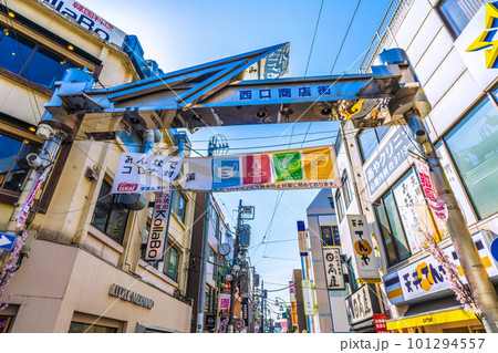 日本の東京都市景観　東急電鉄　学芸大学駅前の西口商店街などを望む 101294557