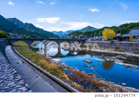 秋晴れを背景に耶馬渓橋と平田城跡風景(大分県中津市耶馬渓町) 秋晴れを背景に耶馬渓橋と平田城跡風景(大分県中津市耶馬渓町) 101294774