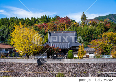 秋晴れを背景に耶馬渓橋と平田城跡風景(大分県中津市耶馬渓町) 秋晴れを背景に耶馬渓橋と平田城跡風景(大分県中津市耶馬渓町) 101294782