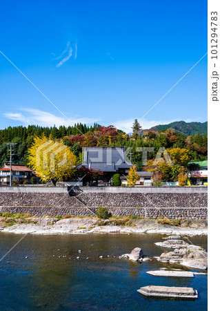 秋晴れを背景に耶馬渓橋と平田城跡風景(大分県中津市耶馬渓町) 101294783