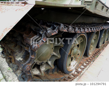 The chassis of an old battle tank that has not been used for a long time 101294791