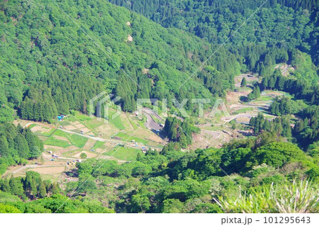 山あいにある畑の風景 山あいにある畑の風景 101295643